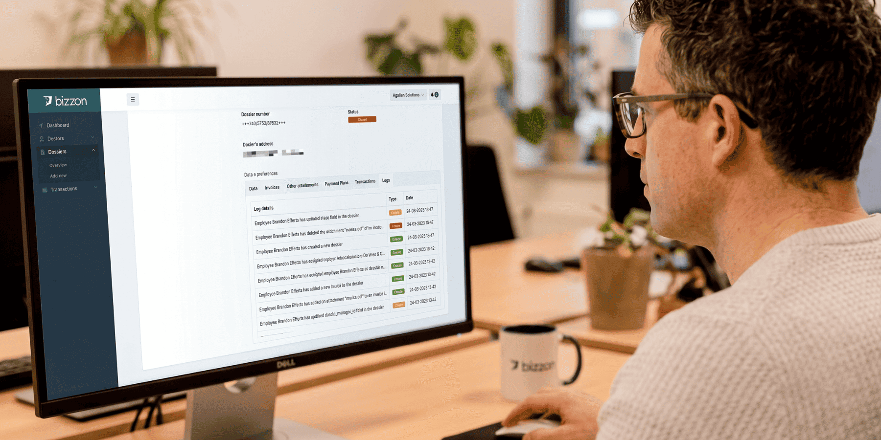 Bizzon incassobureau Zonhoven Gert CEO aan computer met software applicatie 1 Bizzon incassobureau Zonhoven Gert CEO aan computer met software applicatie