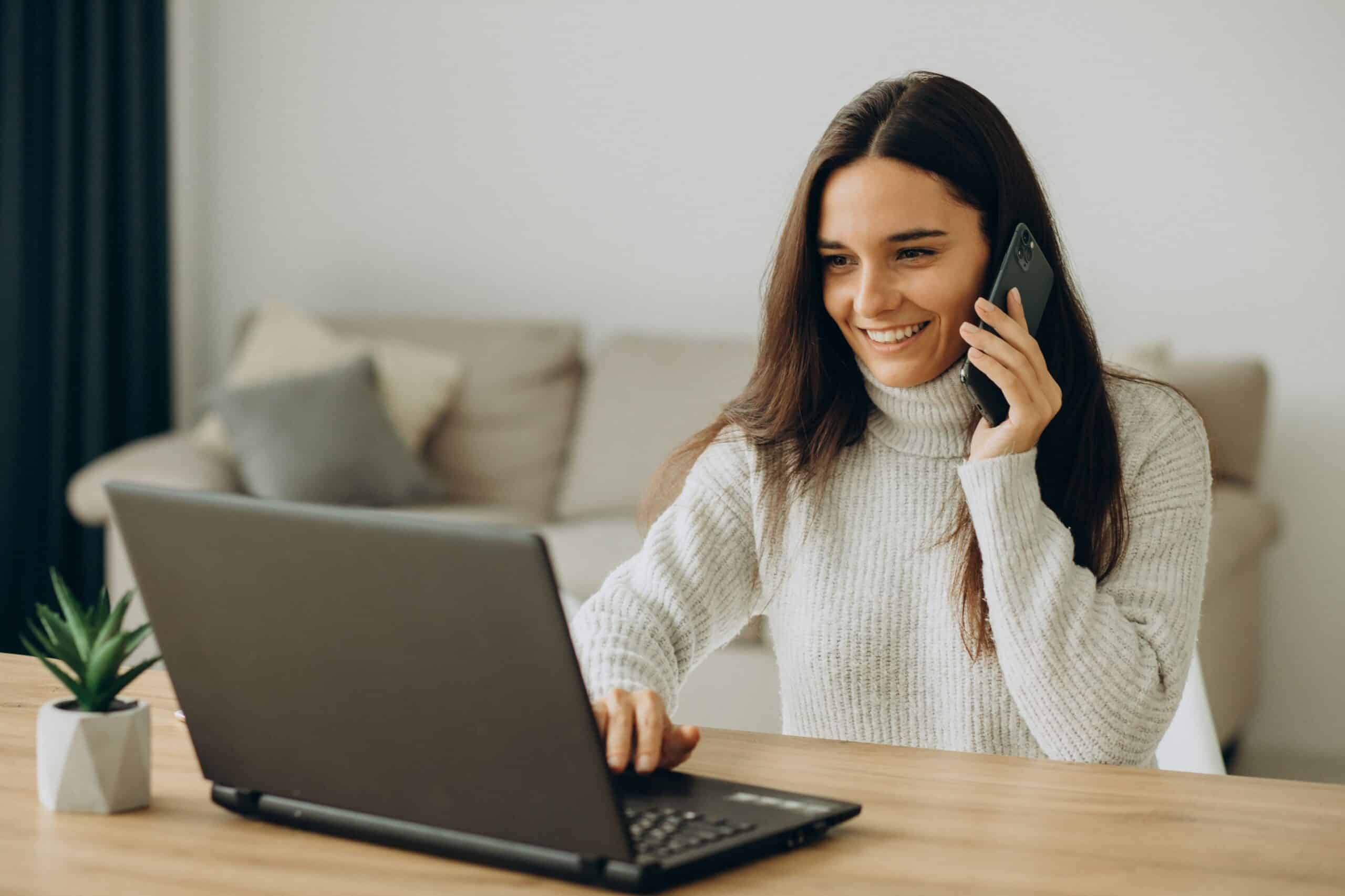 Bizzon incassobureau Zonhoven eerste aanmaning B2B vrouw aan laptop en telefoon