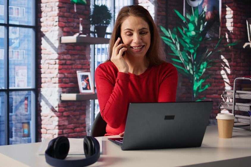 Bizzon incassobureau Zonhoven laatste aanmaning formeel vrouw in rode blouse aan telefoon 4 Bizzon incassobureau Zonhoven laatste aanmaning formeel vrouw in rode blouse aan telefoon
