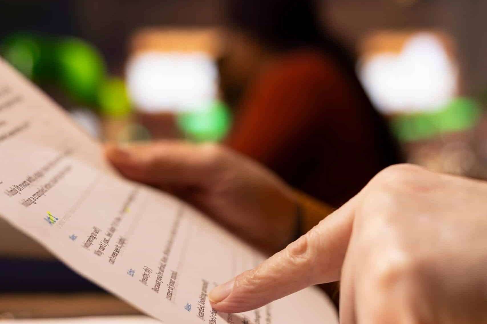 Bizzon incassobureau Zonhoven standaard betalingsvoorwaarden vinger wijzend op papier 3 Bizzon incassobureau Zonhoven standaard betalingsvoorwaarden vinger wijzend op papier
